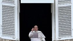 El Papa Francisco asomado desde el balcón pontificio para presidir la oración mariana del Ángelus.