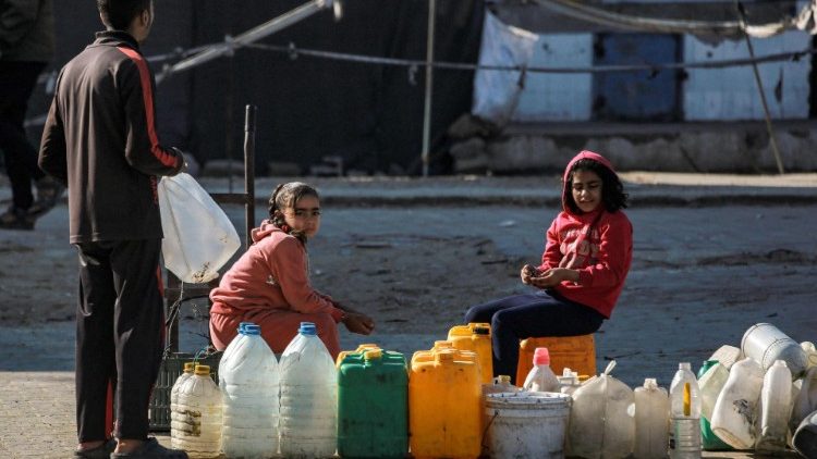 Civili palestinesi con pochi beni essenziali 