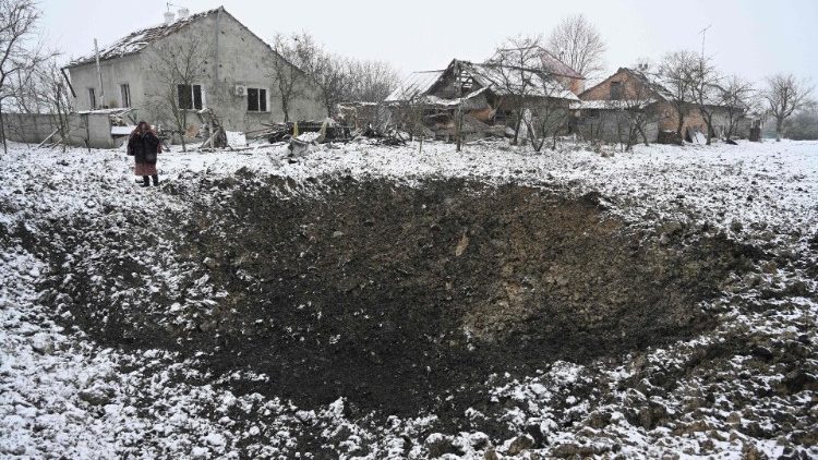 Yaroslava Sukach, 77, uma moradora local cuja casa foi destruída, fica ao lado de uma cratera após um ataque de míssil na vila de Sknyliv, a cerca de 60 km de Lviv, em 15 de janeiro de 2025, em meio à invasão russa da Ucrânia. A Rússia lançou dezenas de mísseis e drones no setor energético ucraniano, disse Kiev em 15 de janeiro, intensificando uma campanha de bombardeio de meses em um momento precário da guerra para a Ucrânia. A força aérea ucraniana disse que a Rússia havia implantado 43 mísseis de cruzeiro e balísticos e 74 drones de ataque na barragem noturna que parecia ter como alvo locais principalmente no oeste da Ucrânia. (Foto de YURIY DYACHYSHYN / AFP)