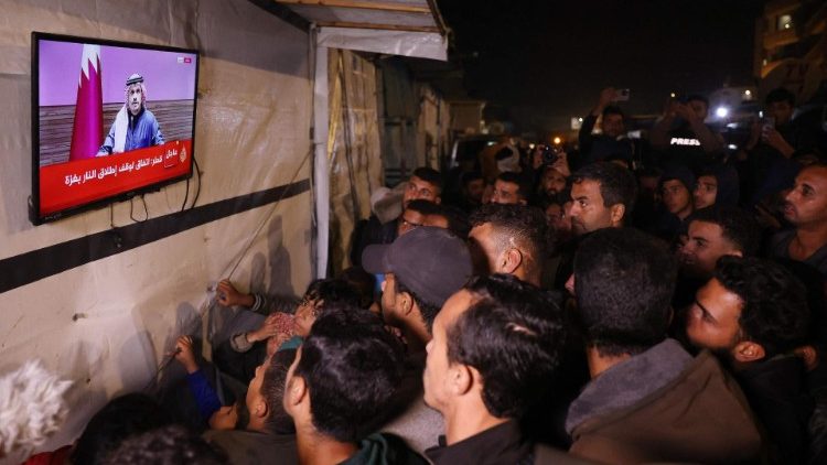 Los palestinos siguen en directo el anuncio de tregua del primer ministro catarí Al Thani