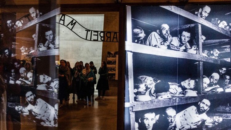 Visitantes no Yad Vashem, o museu do Holocausto