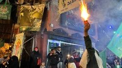 गज़ा में युद्धविराम की घोषणा के बाद जश्न मनाते लोग