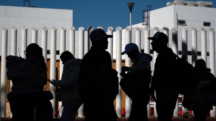 Asylsuchende stehen in der Grenzstadt Tijuana Schlange