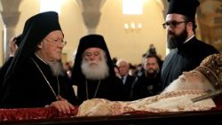 तिराना के ऑर्थोडोक्स महाधर्माध्यक्ष अनास्तास का अंतिम संस्कार
