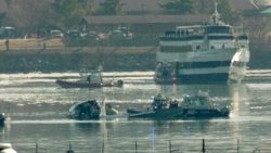 Potomac ஆற்றில் உடல்களை தேடும் மீட்புப் பணிகள்