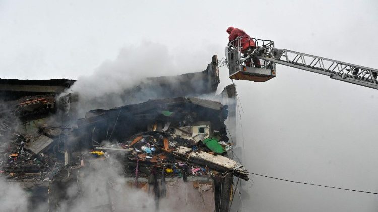 Esta fotografia mostra um edifício residencial danificado após um ataque de míssil em Poltava, em 1º de fevereiro de 2025, em meio à invasão russa na Ucrânia. (Foto de SERGEY BOBOK / AFP)