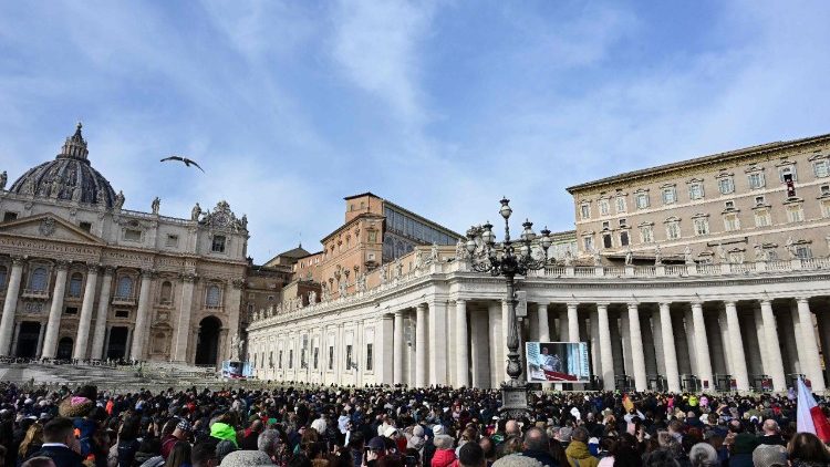 வத்திக்கான் வளாகத்தில் திருப்பயணிகள்