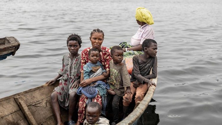 Família em fuga do campo de deslocados de Bulengo, perto de Goma, na RDC