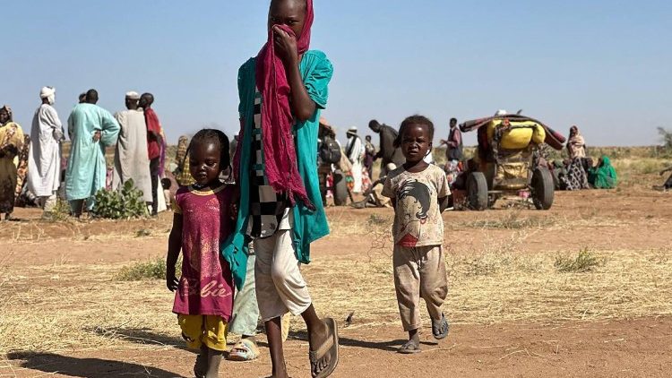 Uma família de refugiados sudaneses no Norte do Darfur (AFP)