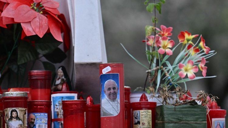 Papst-Franziskus ist mit einer Bronchitis in der Gemelli-Klinik - Viele Menschen haben dort Kerzen für ihn entzündet und beten für seine Genesung