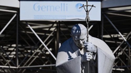 Il Papa al Gemelli, condizioni cliniche stazionarie. Prosegue l'iter terapeutico 