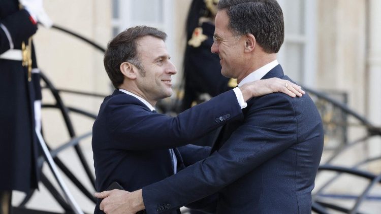 Da sinistra il presidente francese Macron e il segretario generale della Nato, Rutte