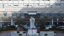 रोम के जेमेल्ली अस्पताल में सन्त जॉन पौल द्वितीय की प्रतिमा के समक्ष प्रार्थना