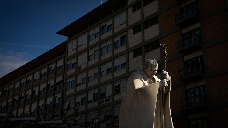 ليلة مرت بهدوء على البابا فرنسيس في مستشفى جيميلي