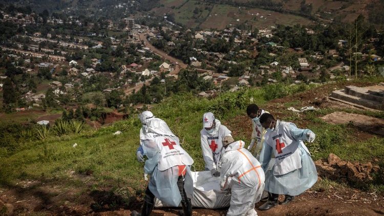 Các thành viên của Hội Chữ thập đỏ chôn cất nạn nhân của cuộc tấn công tại Bukavu, Congo