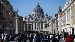 バチカン前の大通りから大聖堂をのぞむ　（写真資料）