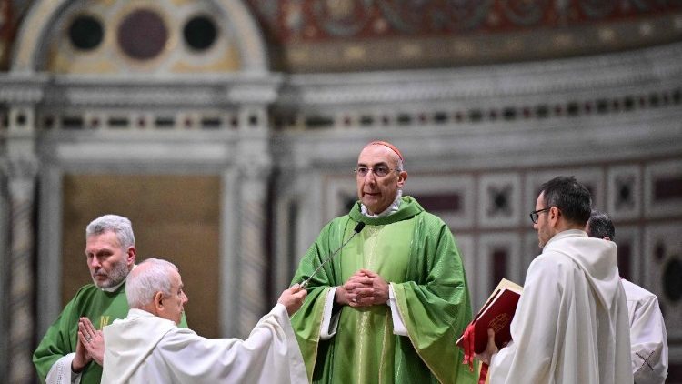 Kard. Reina modli się za Papieża w Bazylice św. Jana na Lateranie