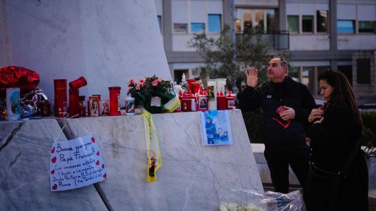 Fedeli in preghiera al Policlinico Gemelli di Roma dove da due settimane è ricoverato Papa Francesco