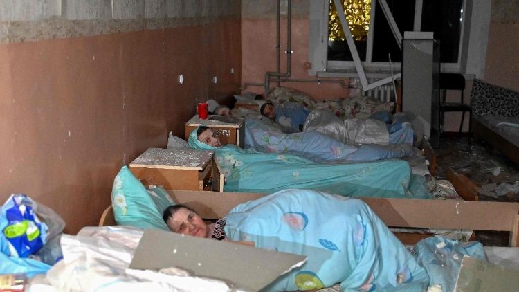 Pacientes aguardam para serem evacuados de um hospital após um ataque de drones em Kharkiv na manhã de 1º de março de 2025, em meio à invasão russa da Ucrânia. (Foto de SERGEY BOBOK / AFP)