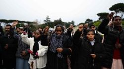 திருத்தந்தைக்காக செபிக்கும் தமிழ் மக்கள்