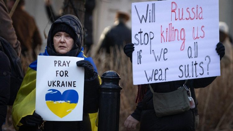 Manifestantes se reúnem no centro da cidade para mostrar seu apoio à Ucrânia em 02 de março de 2025 em Chicago, Illinois. Apoiadores da Ucrânia se juntaram à manifestação e marcharam pelo centro da cidade expressando indignação após a recepção hostil do presidente ucraniano Volodymyr Zelensky pelo presidente dos EUA Donald Trump e pelo vice-presidente JD Vance no Salão Oval na sexta-feira. Scott Olson/Getty Images/AFP (Foto de SCOTT OLSON / GETTY IMAGES NORTH AMERICA / Getty Images via AFP)