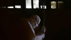 ローマのアゴスティーノ・ジェメッリ総合病院と聖ヨハネ・パウロ2世像