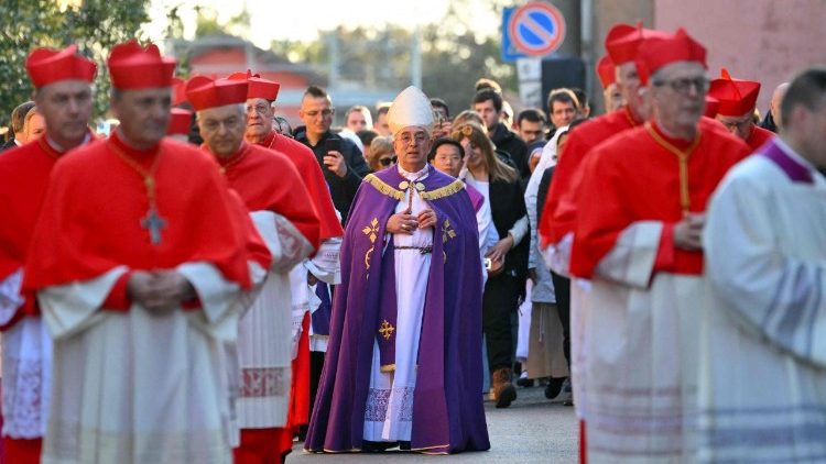 Körmenet az Aventinus-dombon a Szent Szabina-bazilika felé Hamvazószerdán