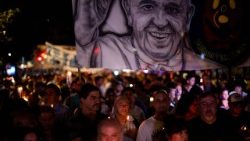 Varias personas sostienen una imagen del Papa Francisco durante una vigilia para rezar por su salud en Buenos Aires el 7 de marzo de 2025.