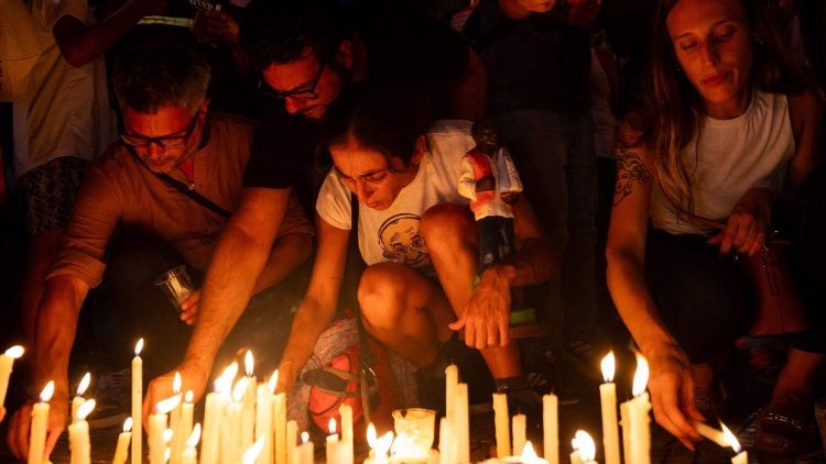 Fiéis em oração pelo Papa