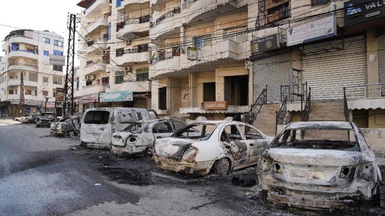 Das Bild zeigt verbrannte Fahrzeuge in der Stadt Jableh in der Küstenprovinz Latakia am 10. März 2025. 