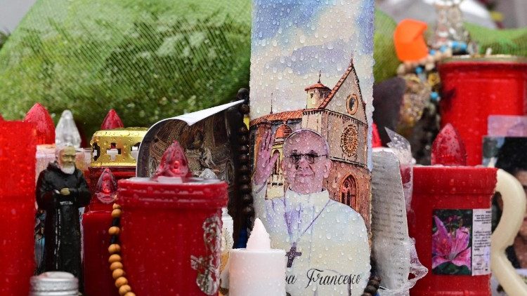 Watu wa Mungu wanaendelea kusali na kumwombea Papa Francisko afya njema