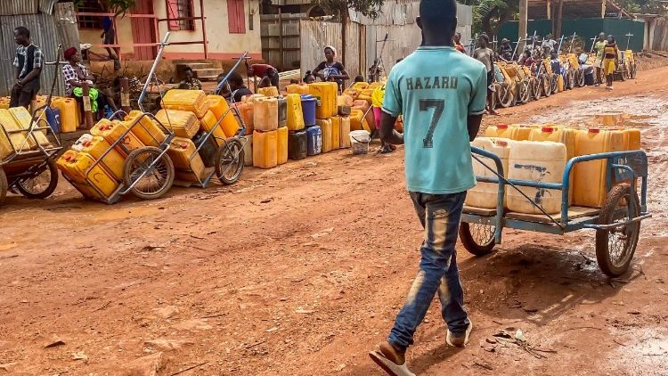 Wassertransport in Bangui