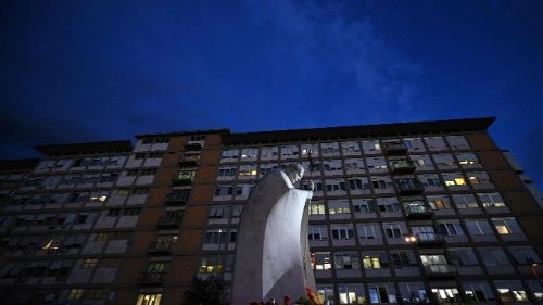 Papežův stav vykazuje mírné zlepšení, občas se obejde bez kyslíkové terapie