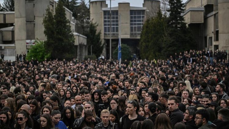 उत्तरी मैसेडोनिया के कोकानी शहर में लगी आग में अपने प्रियजनों के लिए विलाप करते लोग