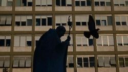 Сілуэт скульптуры Яна Паўла ІІ на фоне клінікі "Джэмэлі"