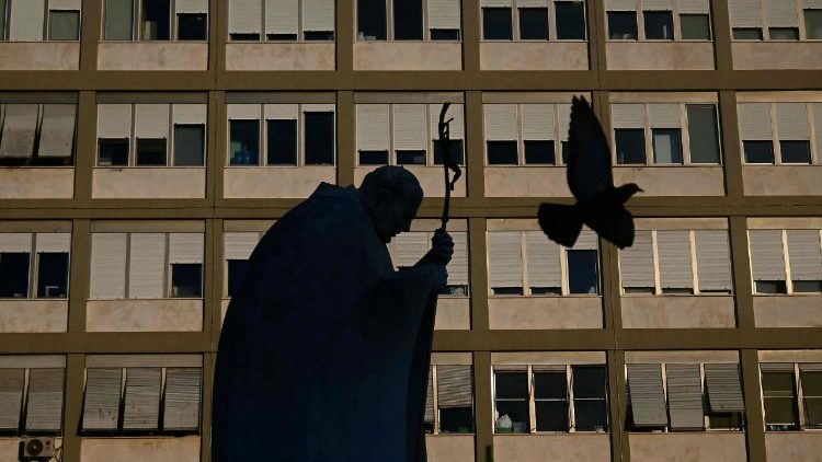 Сілуэт скульптуры Яна Паўла ІІ на фоне клінікі "Джэмэлі"