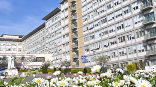 Papst Franziskus weiterhin auf dem Weg der Besserung