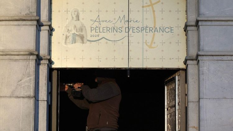 Lourdes, los mosaicos de dos puertas del santuario mariano cubiertas