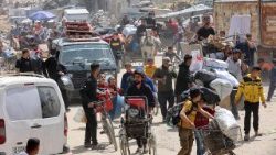 காசாவில் போரால் இடம்பெயர்ந்து செல்லும் மக்கள் 