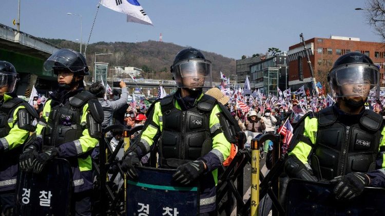 La polizia sud coreana e i manifestanti in attesa della sentenza della Corte costituzionale