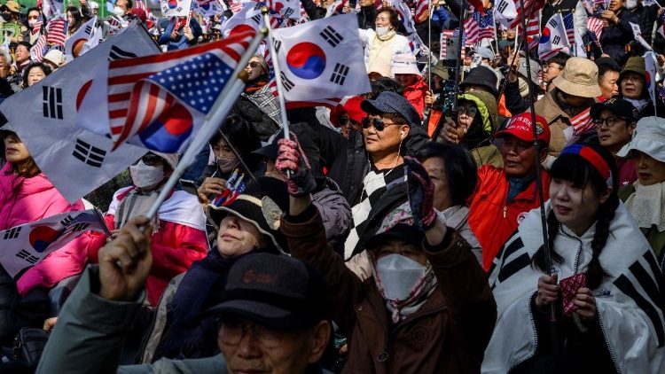 In Corea del Sud è stato destituito il presidente Yoon