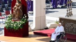 बीमारों और स्वास्थ्य सेवा जगत को समर्पित जयंती समारोह के अंतिम क्षणों में संत पापा फ्राँसिस की उपस्थिति