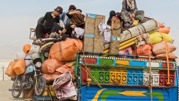 Refugiados afegãos na fronteira com o Paquistão (AFP)