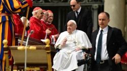 Papst Franziskus zeigte sich diesen Sonntag - 13.4.2025 - zum Ende der Palmsonntagsmesse auf dem Petersplatz