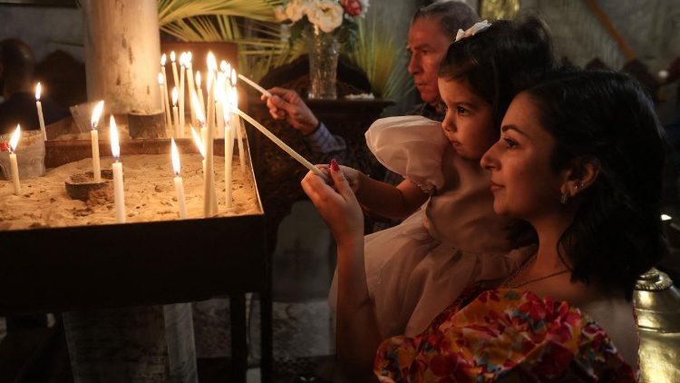 Cristiani palestinesi nella chiesa greco ortodossa di San Porfirio a Gaza