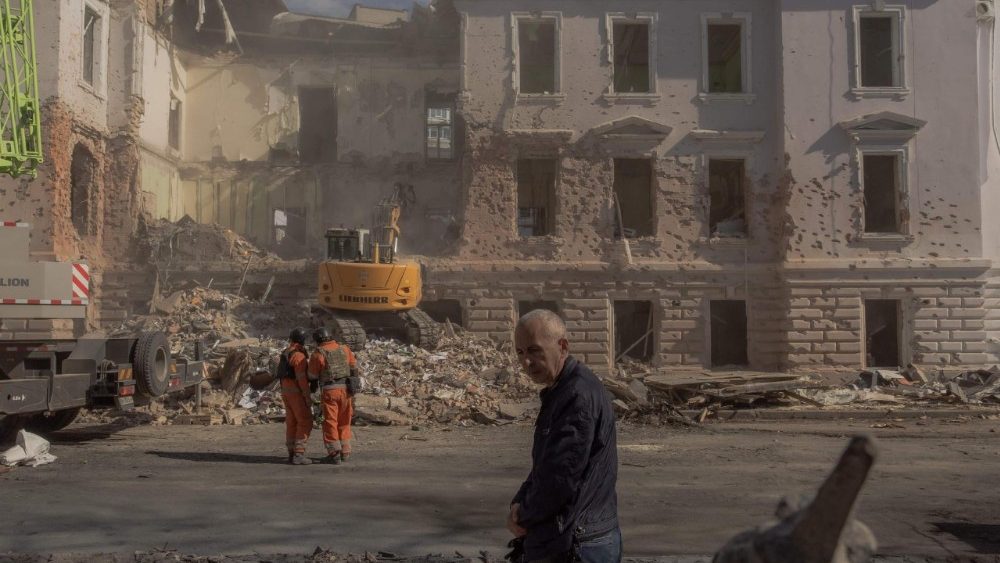 Equipes de emergência ucranianas vasculham os escombros no local de um ataque com mísseis em Sumy, nordeste da Ucrânia, em 14 de abril de 2025, em meio à invasão russa da Ucrânia. Um ataque com mísseis russos em 13 de abril de 2025 contra a cidade ucraniana de Sumy matou pelo menos 34 pessoas, disseram autoridades, enquanto líderes europeus e americanos condenavam um dos ataques mais mortais em meses. Dois mísseis balísticos atingiram o centro da cidade do nordeste, perto da fronteira com a Rússia, disseram autoridades ucranianas. (Foto de Roman PILIPEY / AFP)