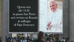 Convite para a oração do Terço na Praça São Pedro no início da noite desta segunda-feira