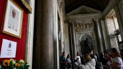 ローマの聖マリア大聖堂（サンタ・マリア・マッジョーレ）に掲げられた教皇フランシスコの遺影