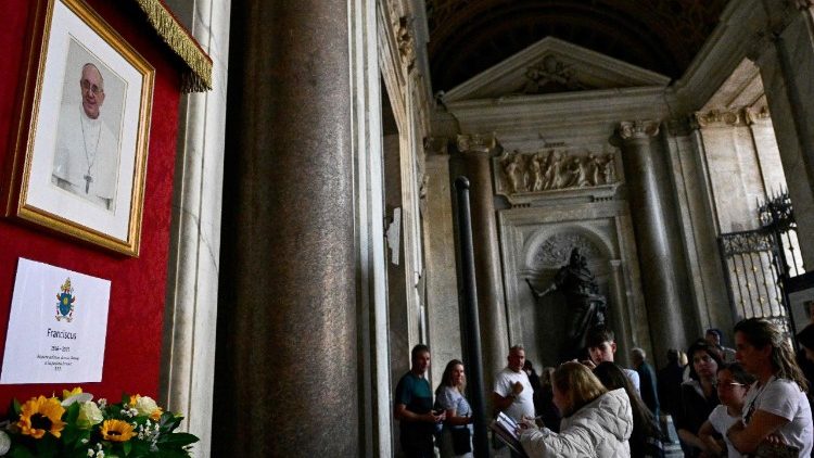 ローマの聖マリア大聖堂（サンタ・マリア・マッジョーレ）に掲げられた教皇フランシスコの遺影