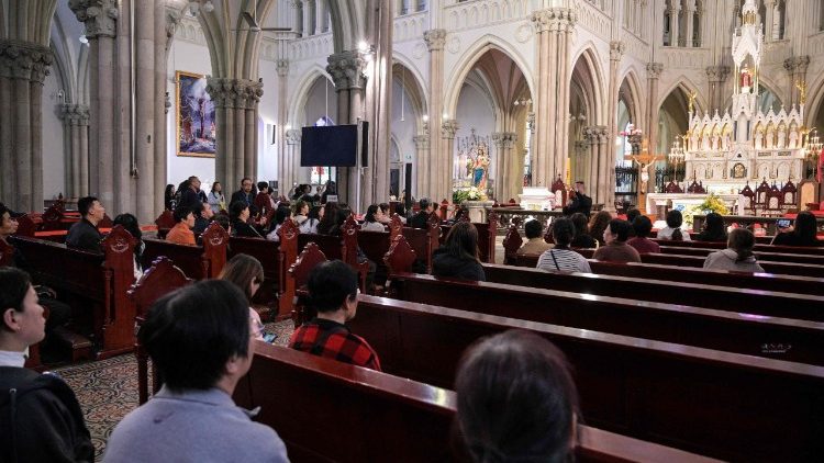 Chinese faithful at prayer 